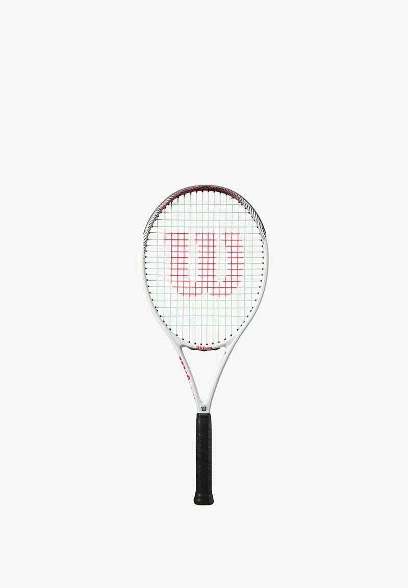 Tennissla met een wit frame, rode en zwarte accenten, en een gestructureerde zwarte grip. Bevat een open snaarpatroon en een groot logo.