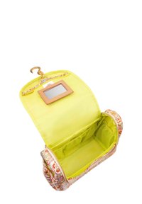 Bolsa de cosméticos con estampado hecha de tela, con un interior de color amarillo brillante. Presenta un gancho y una ventana transparente para identificación.