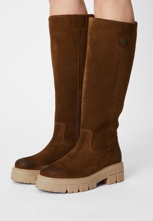 Stivali alti fino al ginocchio in suede marrone con zip laterale, suola in gomma testurizzata dal design chunky e punta liscia.