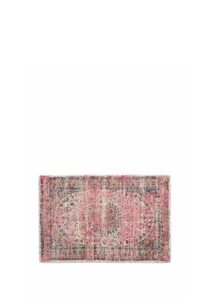 Rechteckiger rosa gemusterter Teppich mit Vintage-Blumendesign und verblasstem, abgenutztem Look auf weißem Hintergrund.