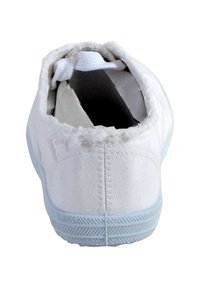 Sneaker bianca in tela con una parte superiore testurizzata e una suola in gomma azzurro chiaro; il tallone posteriore presenta bordi sfrangiati e un occhiello per i lacci per il serraggio.