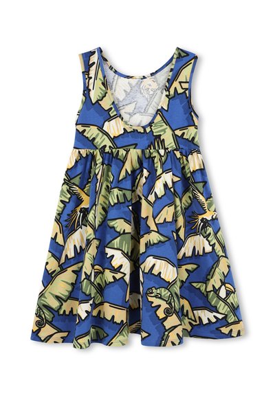 Robe sans manches bleue avec un imprimé de feuilles tropicales et de caméléons, dotée d'une jupe évasée et d'un col rond. Fabriquée en tissu doux.