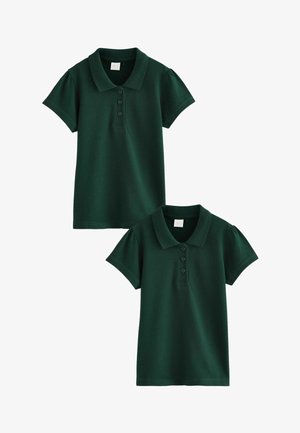 Polo shirt verde realizzato in tessuto strutturato, con colletto, tre bottoni e maniche corte a sbuffo; due camicie identiche esposte.
