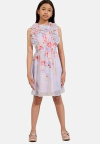 Abito floreale azzurro chiaro con dettagli a fiori arricciati al collo, vita elasticizzata e gonna fluida. Abbinato a scarpe basse rosa pallido.