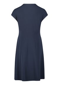 Robe bleu marine à manches courtes avec un col rond, fabriquée à partir d'un tissu doux et extensible ; texture lisse et silhouette simple et élégante.