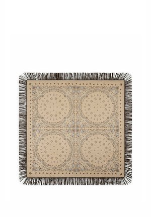 Quadratisches beiges Bandana mit vier kreisförmigen Paisley-Mustern und einem schwarzen Fransenrand auf weißem Hintergrund.