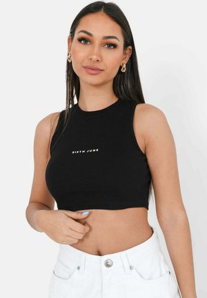 Zwarte geribbelde crop top met een hoge hals en een bedrukt logo "SIXTH JUNE" in het wit. Heeft een mouwloos ontwerp en een aansluitende pasvorm.