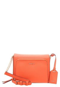 Orange DKNY axelväska med guldkedjesträng och matchande bagagetagg på vit bakgrund.