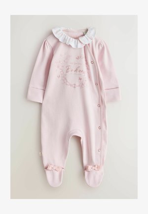 Rózsaszín baba body puha pamutból, fehér fodros gallérral, virágmintával, oldalán patentokkal és apró masnikkal a lábaknál.