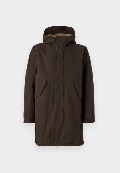 Parka maro cu glugă, căptușit cu blană artificială. Are două buzunare laterale, croială dreaptă și închidere cu capse/butoane la manșete.