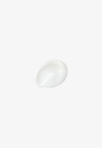 Hvit krem eller lotion-klatt, glatt tekstur, semi-tykk konsistens, med en glansfull overflate på en lys bakgrunn.