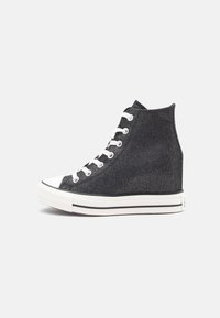 Hoge sneakers van donkergrijs stof met een gestructureerde afwerking, witte rubberen neus en zwart-witte zoolstrepen.