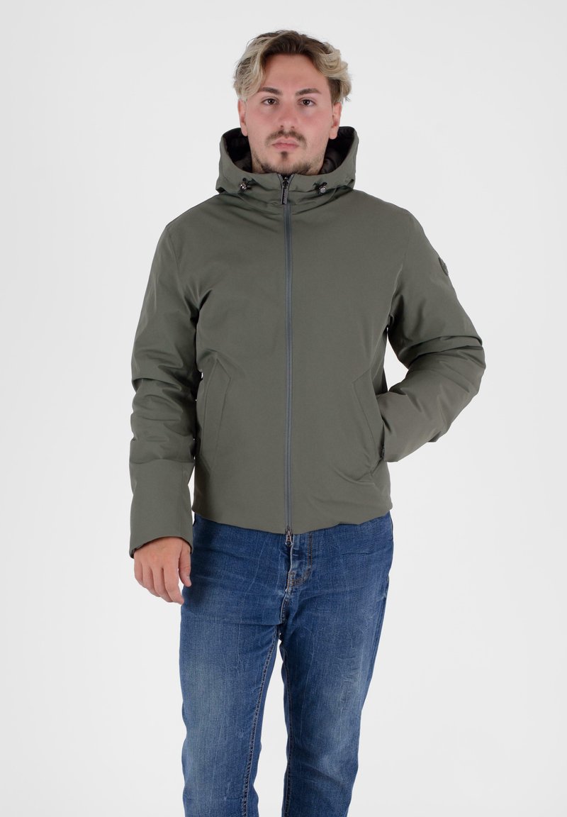 Opgevulde olijfgroene jacket met een ritssluiting aan de voorkant, verstelbare capuchon en zijzakken. Gestructureerde stof, aansluitend ontwerp en lange mouwen.
