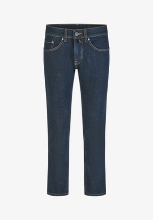 Dunkelblaue Jeans aus Denim mit vorderem Knopf und Reißverschluss, fünf Taschen und sichtbaren orangefarbenen Nähten, vor einem weißen Hintergrund präsentiert.