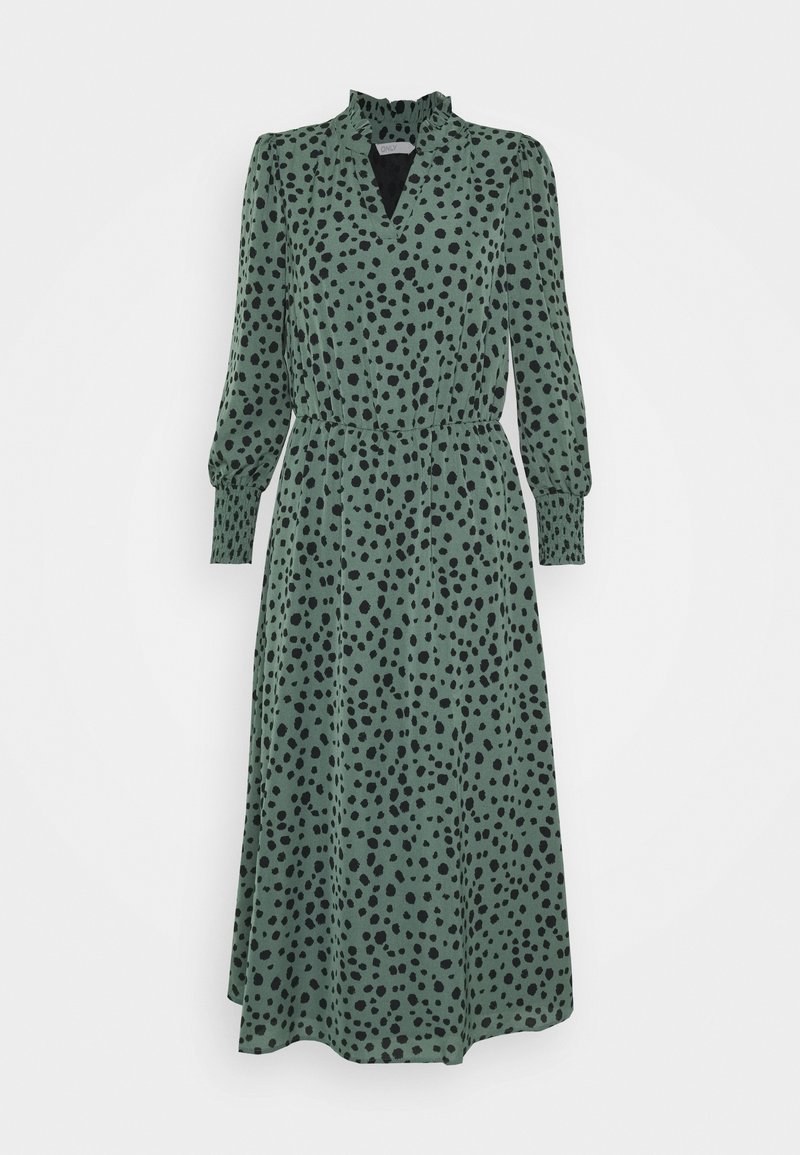 Robe midi verte à pois noirs irréguliers, manches longues bouffantes, taille cintrée et col montant avec une ouverture en V.