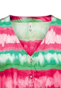 Blouse rayée colorée en rose, vert et blanc. Dotée d'un col en V, d'une fermeture à boutons et d'une texture lisse. Conçue avec un motif fluide et ondulé.