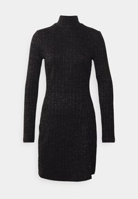 Schwarzes, langärmliges Kleid mit hohem Ausschnitt, aus geripptem Stoff mit dezentem Glanz und einem seitlichen Schlitz für Bewegungsfreiheit.