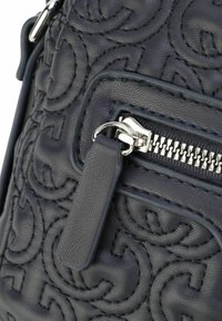 Borsa in pelle blu navy con design del logo stampato, tasca con zipper, hardware in argento e finitura testurizzata. Accentuata con un tag in pelle.