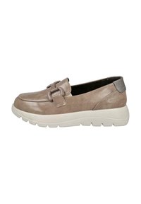 Mocasin tipo loafers en color taupe con suela blanca gruesa y hebilla decorativa en el empeine, con un sutil detalle metálico en el tacón.