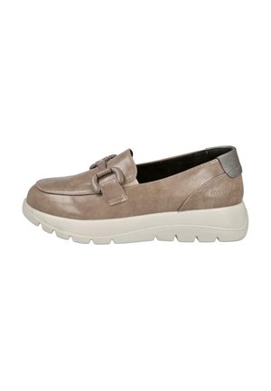 Mocasin tipo loafers en color taupe con suela blanca gruesa y hebilla decorativa en el empeine, con un sutil detalle metálico en el tacón.