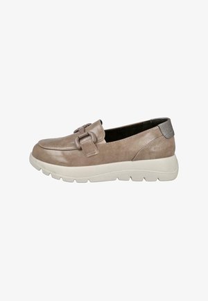 Mocasin tipo loafers en color taupe con suela blanca gruesa y hebilla decorativa en el empeine, con un sutil detalle metálico en el tacón.