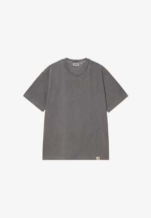 T-shirt Carhartt grigia a maniche corte con collo rotondo e piccolo logo etichetta sul fondo, esposta su sfondo bianco.