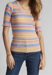 Hladce pletený top s výstřihem do V, zdobený horizontálními pruhy v růžové, modré a žluté barvě. Krátké rukávy s volánovými okraji.