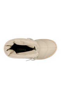 Beige Ankelboot aus gestepptem Material, mit runder Zehenpartie, weichem Kragen und leichter Gummisohle, die mit Schnürung versehen ist.