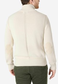 Weißer gestrickter Pullover mit hohem geripptem Kragen, Rückennahtdetail und beigen Ellbogenpatches. Mit gerippten Säumen und weicher Textur. Lässiges Design.