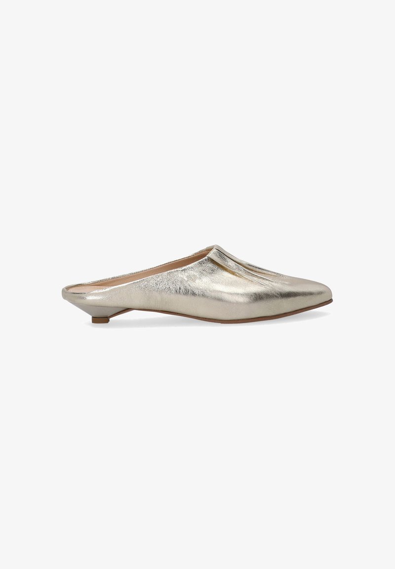 Metallisch goldene Mule mit abgerundetem Zehenbereich, sanft geschwungenem Design und niedrigem Absatz. Glatte Textur mit subtiler Sheen und gefalteten Akzentdetails.