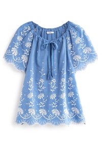 Blå kortærmet bluse med hvid blomsterbroderi, bølgede kanter, elastisk halsudskæring og frontknude med kvaster.