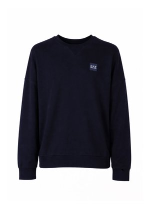 Ciemnogranatowa bluza z długim rękawem, z okrągłym dekoltem i małą naszywką z logo EA7 na lewej górnej części klatki piersiowej.