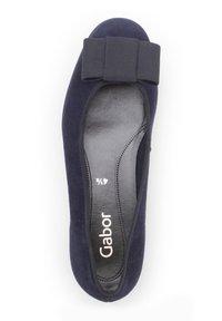 Gabor balletschoen in marineblauw suedine met een ronde neus, voorzien van een grote zwarte strikaccent en een zwart leren voetbed. Maat 4.5.