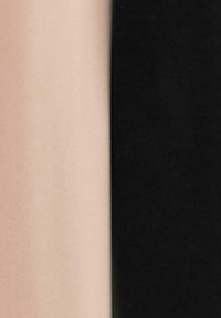 Două panouri verticale de țesătură atârnate unul lângă altul, unul bej și unul negru, cu textură netedă și fără modele vizibile.