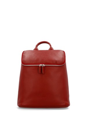 Sac à dos en cuir rouge avec poignée supérieure et fermeture éclair argentée, debout sur fond blanc.