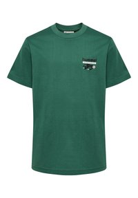 Ciemnozielona koszulka z krótkim rękawem i okrągłym dekoltem z małym logo "hummel SPORTSWEAR" i grafiką na lewej piersi.