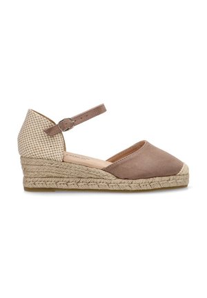 Espadrille de ante marrón con parte trasera de tela a cuadros, tira para el tobillo y suela de yute trenzado. Diseño de punta redondeada con un tacón bajo en cuña.
