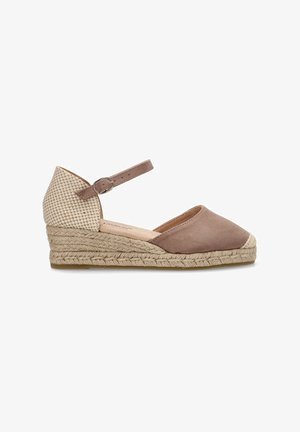 Espadrille de ante marrón con parte trasera de tela a cuadros, tira para el tobillo y suela de yute trenzado. Diseño de punta redondeada con un tacón bajo en cuña.