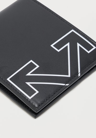 Μαύρο δερμάτινο πορτοφόλι με σχέδιο διπλού βέλους περιγραμμένου σε λευκό, που δείχνει προς τα αριστερά και προς τα πάνω στην εμπρόσθια επιφάνειά του.