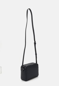 Calvin Klein Jeans SCULPTED CAMERA BAG - Skulderveske - black