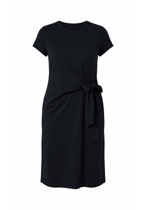 Zwarte knielange jurk met korte mouwen en een zijsstrikdetail ter hoogte van de taille op een effen achtergrond.