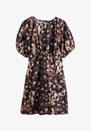 Robe courte avec imprimé léopard marron, noir et blanc, manches courtes bouffantes, cintrée à la taille avec un col rond.