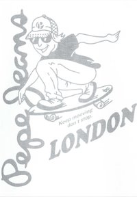 Camiseta blanca con un gráfico gris de un skater, el texto "Pepe Jeans LONDON" y la frase "Keep mooving don't stop" en una fuente divertida.
