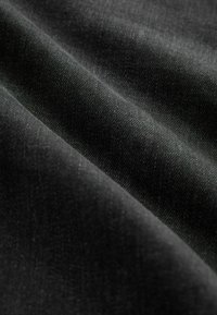Fekete szövet, sima, enyhén textúrált felülettel, mély árnyalatokkal és finom fénylő hatással. Az anyag puhanak és rugalmasnak tűnik.