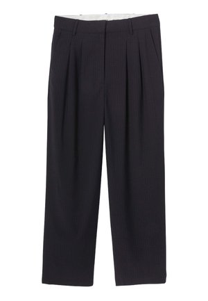 Pantalons à rayures fines gris foncé avec taille haute, devant plissé et coupe évasée. Le tissu semble lisse avec un léger éclat.
