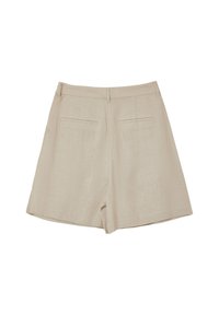 Pantaloni corti in misto lino beige, con passanti per cintura e due tasche a soffietto orizzontali sul retro, su uno sfondo bianco.