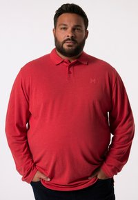 Rode longsleeve poloshirt met een kraag, voorzien van een knopenlijst en een subtiele logo-detail. Zacht, textuurstof met een comfortabele pasvorm.