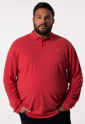 Rotes Langarm-Polohemd mit Kragen, ausgestattet mit einer Knopfleiste und subtilen Logo-Details. Weicher, strukturierter Stoff mit lässiger Passform.