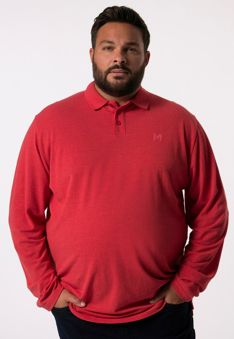 Rode longsleeve poloshirt met een kraag, voorzien van een knopenlijst en een subtiele logo-detail. Zacht, textuurstof met een comfortabele pasvorm.