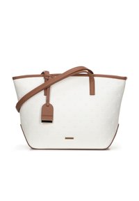 Witte tote bag met een licht reliëfpatroon, bruin lederen handvatten en randen, en een hangende leren tag op een effen achtergrond.